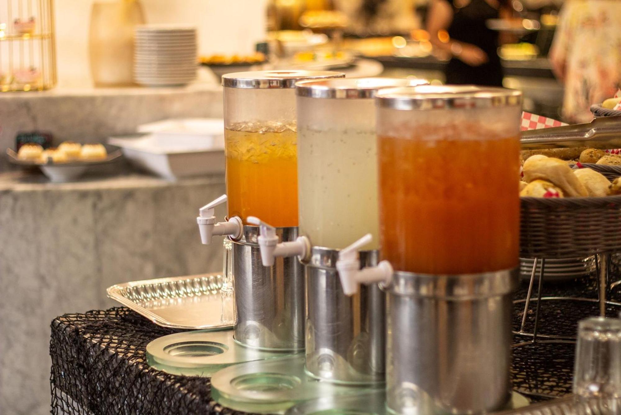 Camino Real Aeropuerto Hotel Mexico City Luaran gambar Soft drinks at a buffet