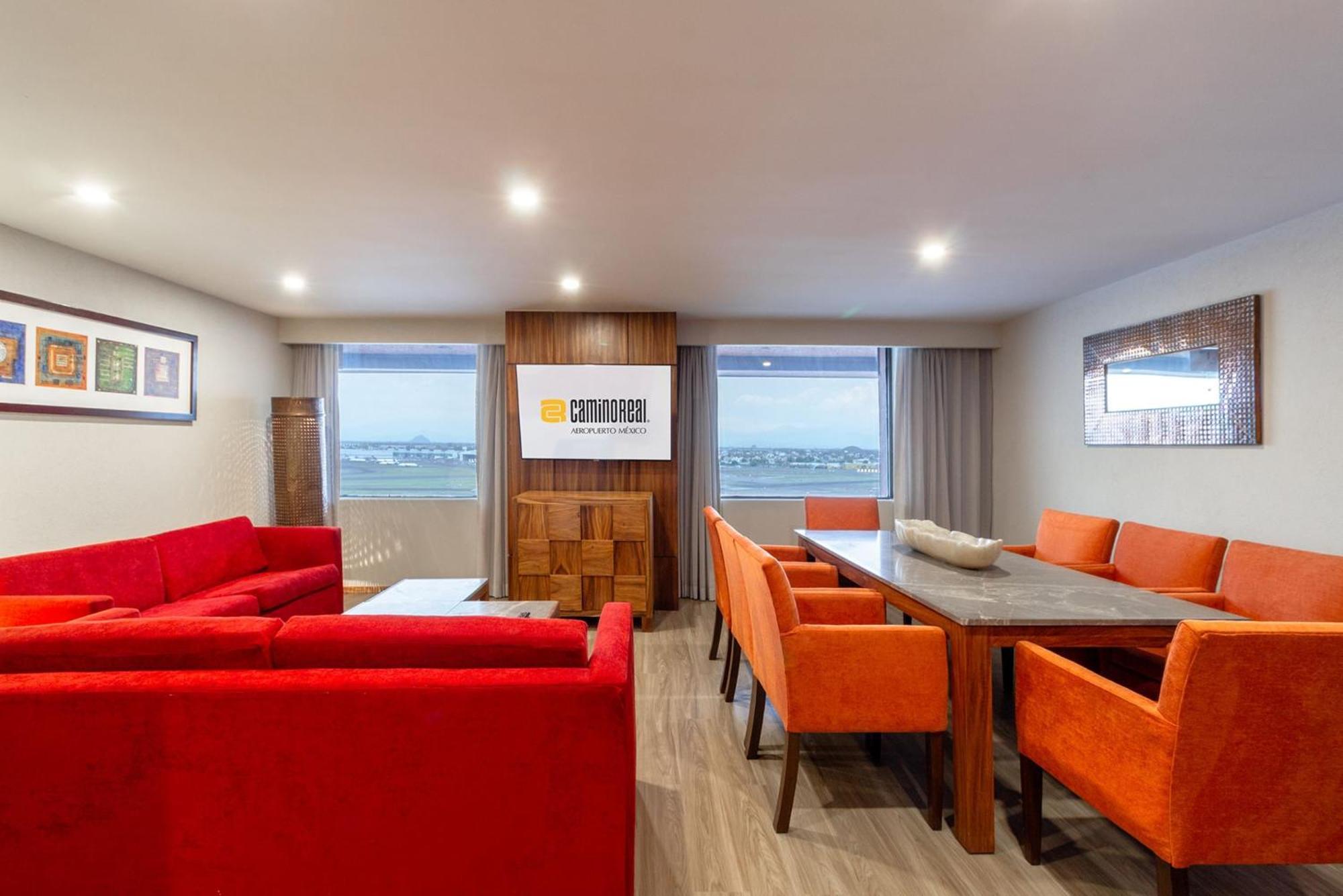 Camino Real Aeropuerto Hotel Mexico City Luaran gambar The interior of a suite at the hotel